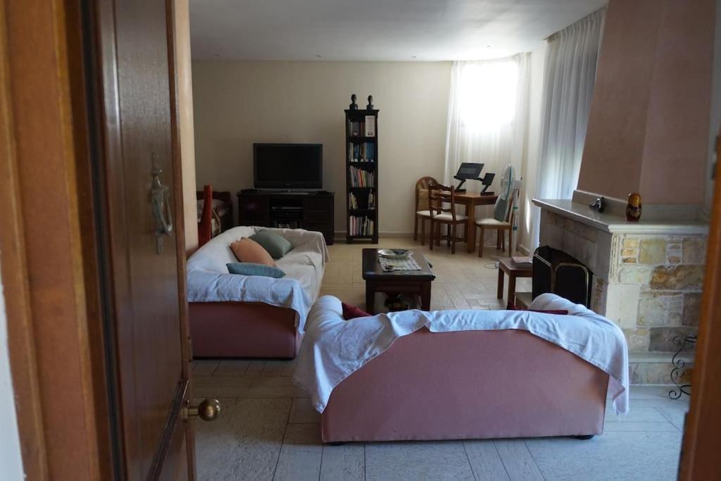 Apartment With A Garden, Bbq, Swimming Pool And Jacuzzi Dhráfi Eksteriør billede