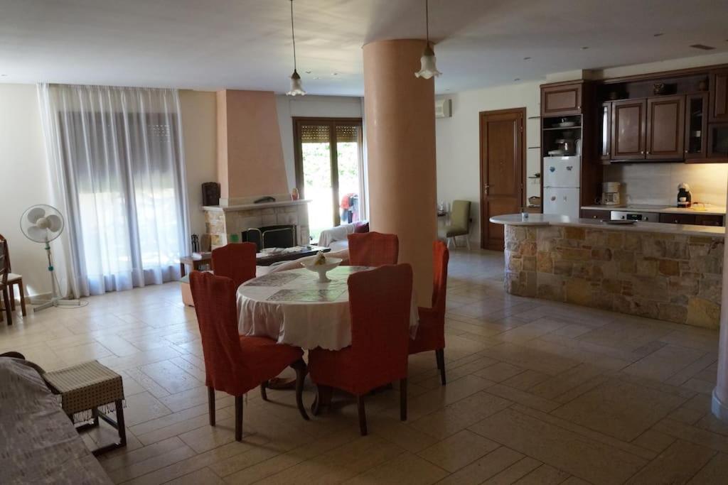 Apartment With A Garden, Bbq, Swimming Pool And Jacuzzi Dhráfi Eksteriør billede